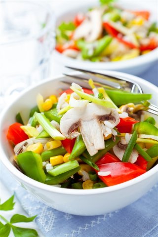 蔬菜沙拉寿司卷图片 新鲜的蔬菜沙拉高清图片精