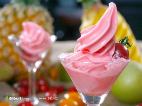 草莓雪糕与圣女果菠萝高清图片素材