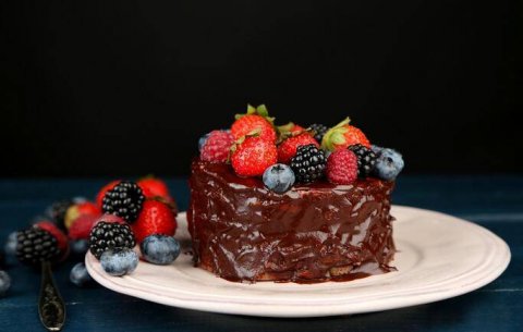 可口的草莓黑巧克力蛋糕图片