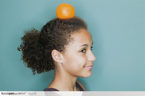 饮食习惯-头上顶着橙子的女孩