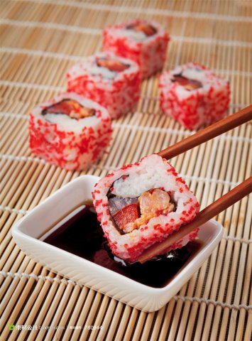 红色鲜鱼籽寿司图片
